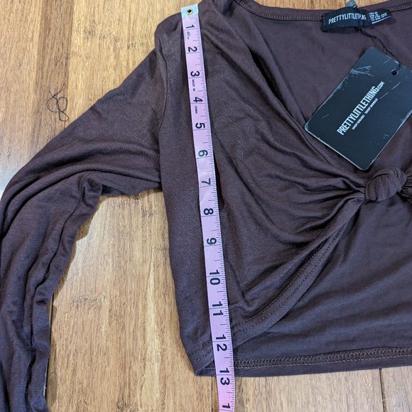 PrettyLittleThing Jersey Knot Front Long Sleeve Crop Top - Picture 7 of 11